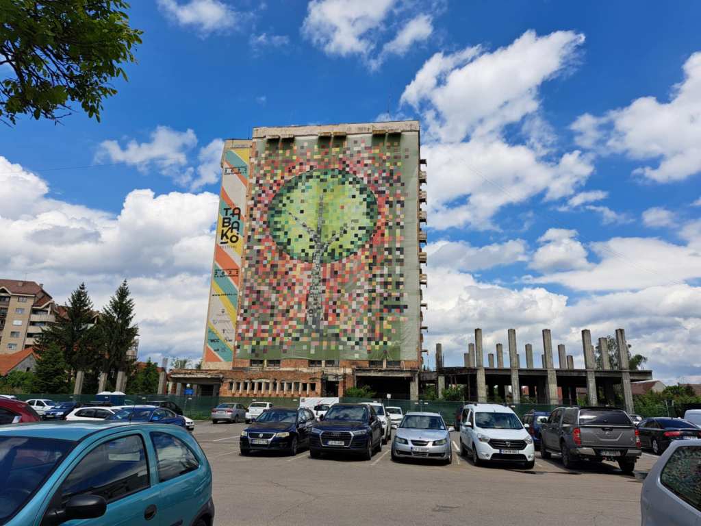 Látványosan átalakul Sepsiszentgyörgy főtere. Ezt az épületet bontják&nbsp;le