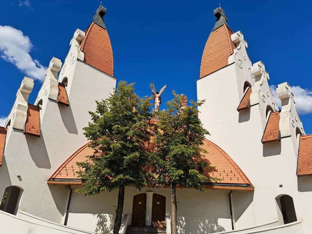 Millenniumi templom: Makovecz Imre csíki alkotása, ahol vörösréz őrangyalok vigyáznak a&nbsp;hívekre