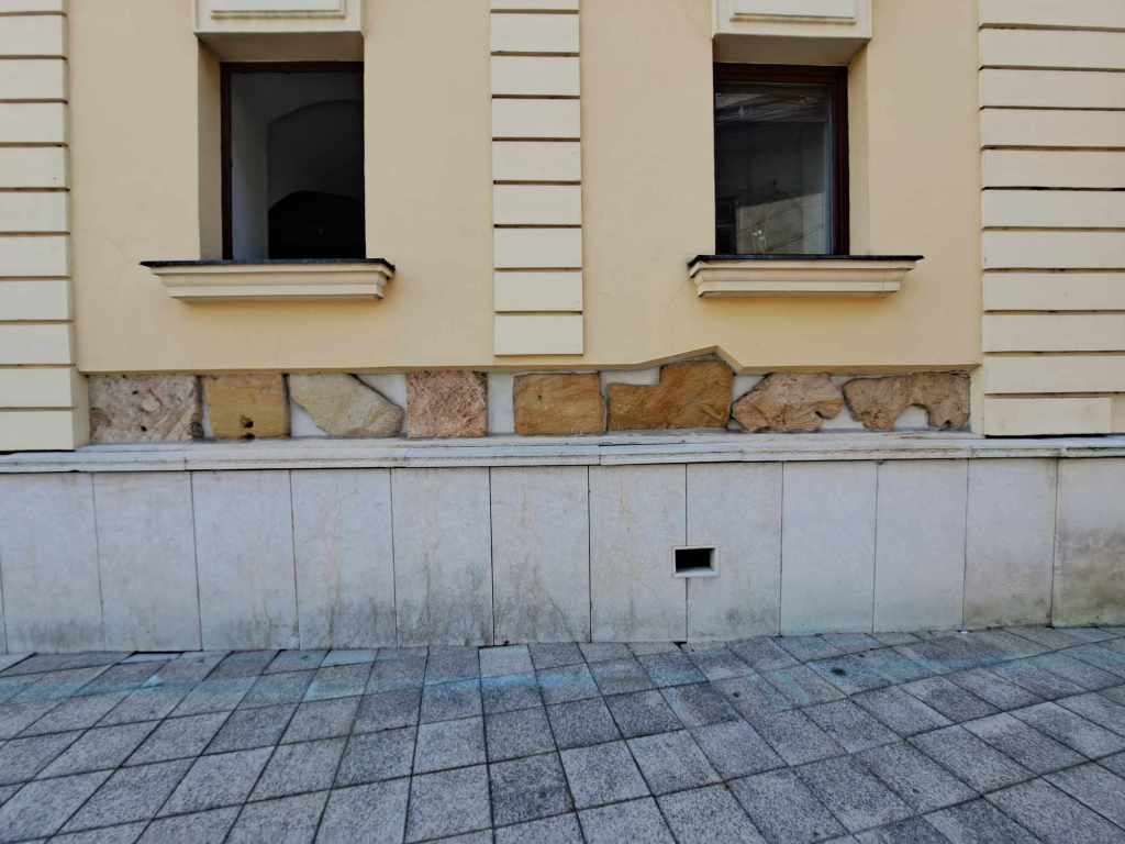 kövek  a fekete sas fogado falaban