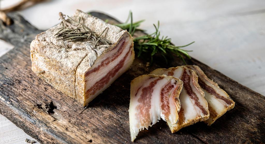 Füst és só: szalonnák versenyeznek a Petőfi utcában